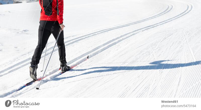 Österreich, Tirol, Achensee, Nahaufnahme eines Mannes beim Skilanglauf Männer männlich Skilanglaufen Langlaufen Winter winterlich Winterzeit Erwachsener