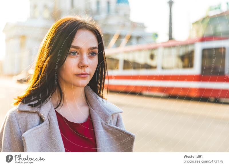Russland, St. Petersburg, Porträt einer jungen Frau in der Stadt Abendlicht abendliches Licht Portrait Porträts Portraits warten Straßenbahn Trambahn S-Bahn
