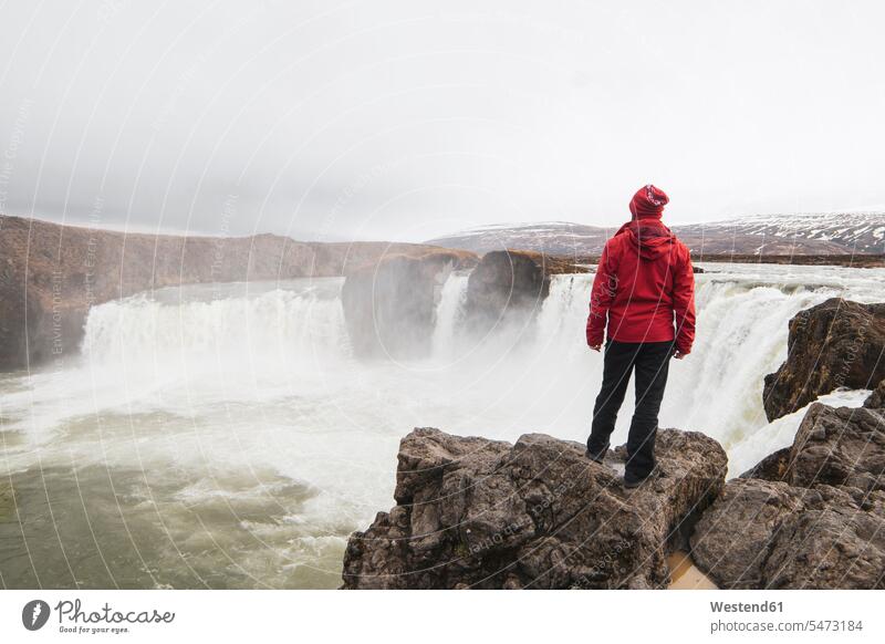 Island, Mann steht am Godafoss-Wasserfall schauen schauend anschauen betrachten Wasserfälle Wasserfaelle Männer männlich Republik Island stehen stehend sehend