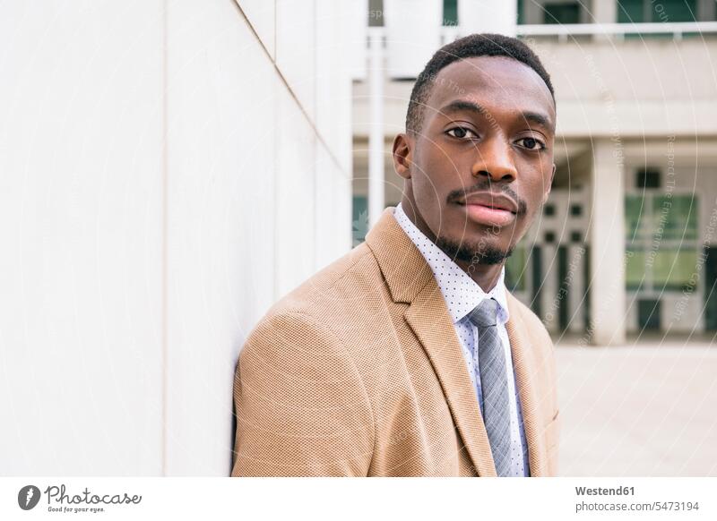 Porträt eines selbstbewussten jungen Geschäftsmannes in der Stadt Leute Menschen People Person Personen Afrikanisch Afrikanische Abstammung dunkelhäutig Farbige