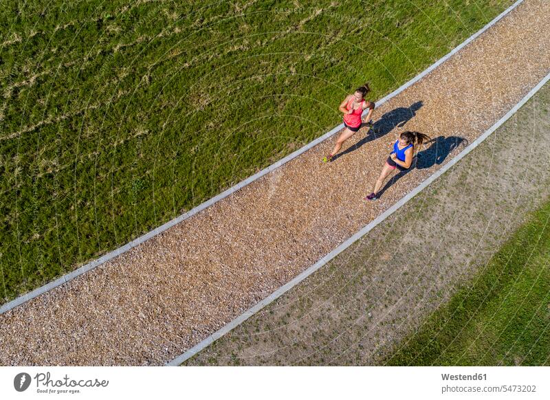 Luftaufnahme von Joggerinnen auf dem Holzschnitzelpfad Joggen Jogging Trainieren Übung Üben Übungen aktiv Ausdauer Ausdauernd Finnenbahn Finnbahn laufen rennen