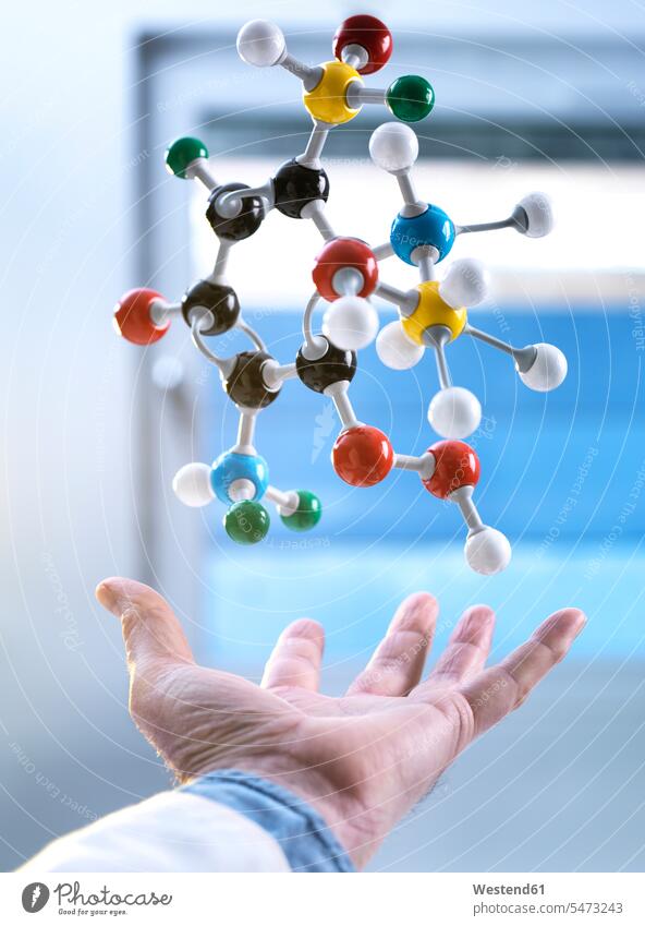 Hand und ein schwebendes Molekularmodell, Schwerkraft Wissenschaft wissenschaftlich Wissenschaften Hände schwerelos Schwerelosigkeit Chemie Molekularstruktur