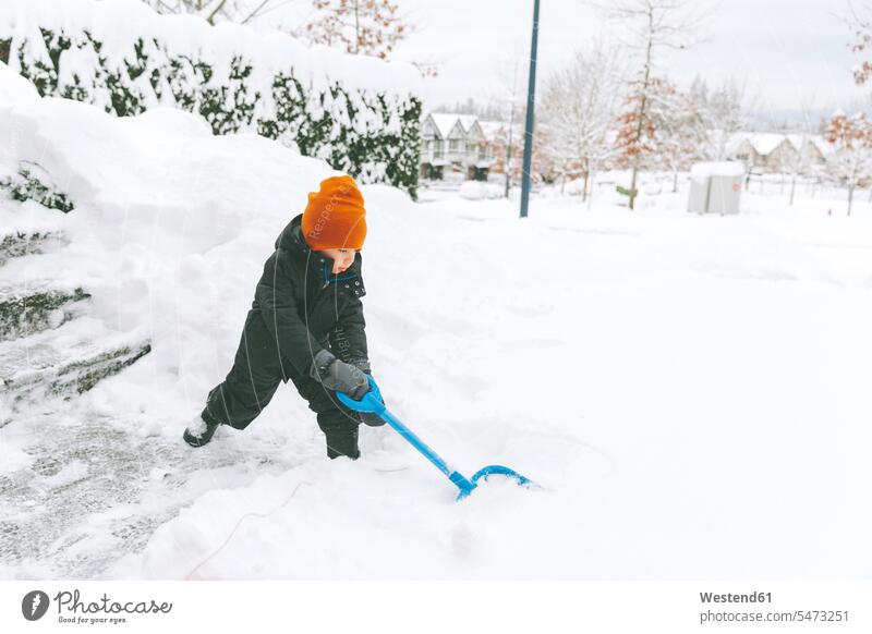 Kleiner Junge schaufelt Schnee, Vancouver, Kanada Handschuhe Jahreszeiten winterlich Winterzeit freuen stehend steht Kälte konzentrieren konzentriert Bauwerke