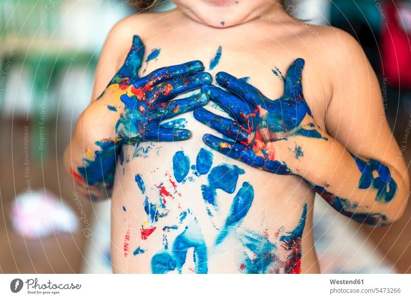 Kleinkind Mädchen spielt mit Fingerfarbe machen Abdrücke auf ihrer Brust Leute Menschen People Person Personen Europäisch Kaukasier kaukasisch 1 Ein ein Mensch