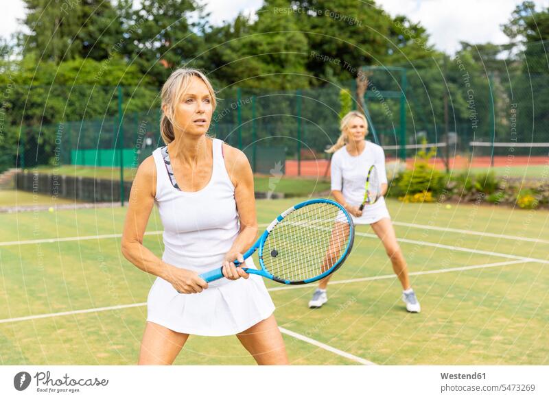 Reife Frauen während eines Tennismatches auf dem Rasenplatz Leute Menschen People Person Personen Europäisch Kaukasier kaukasisch 2 2 Menschen 2 Personen zwei
