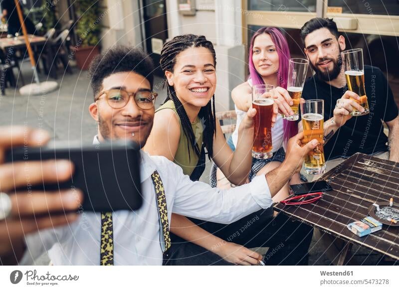 Glückliche Freunde, die Biergläser halten und ein Selfie in einer Bar machen Leute Menschen People Person Personen Europäisch Kaukasier kaukasisch