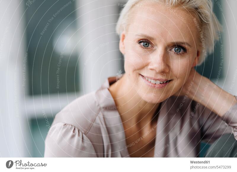Nahaufnahme-Porträt einer lächelnden Geschäftsfrau im Amt Farbaufnahme Farbe Farbfoto Farbphoto Deutschland Innenaufnahme Innenaufnahmen innen drinnen