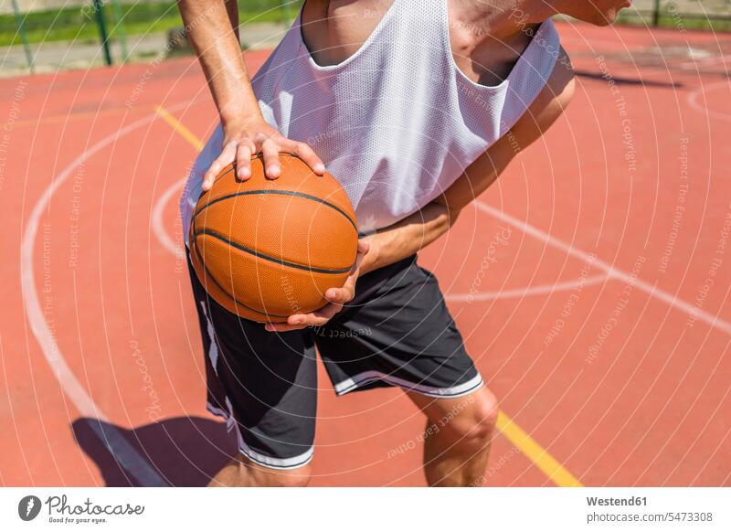 Junger Mann spielt Basketball Textfreiraum Ehrgeiz ehrgeizig bewegen Motivation Ansporn motiviert Antrieb motivieren Anreiz Sonnenlicht Agil Gewandtheit
