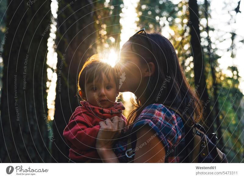 USA, Kalifornien, Sequoia-Nationalpark, Frau küsst ihre kleine Tochter bei Sonnenuntergang küssen Küsse Kuss Töchter weiblich Frauen Kind Kinder Familie
