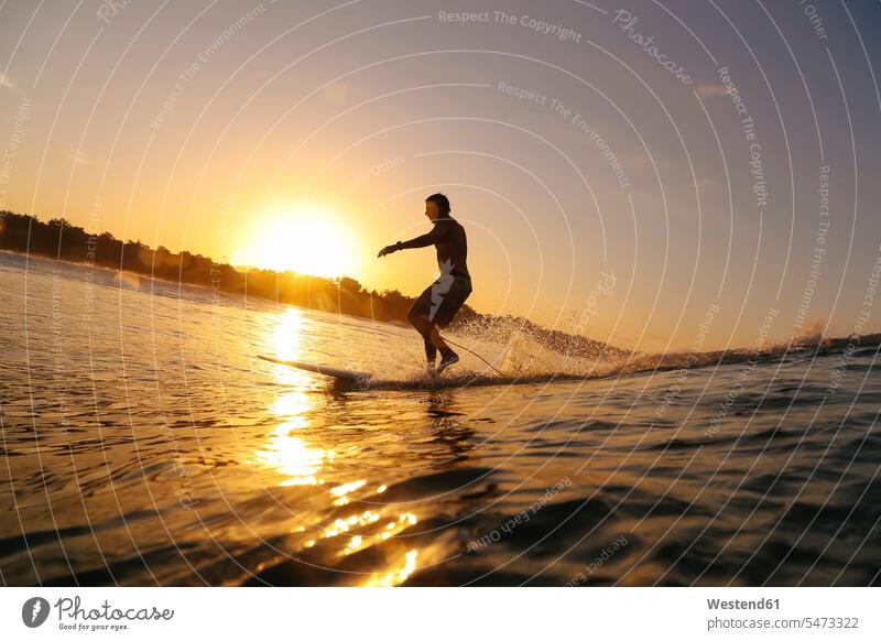 Surfer bei Sonnenuntergang, Bali, Indonesien Surfing Wellenreiten surfboard surfboards Surfbretter stehend steht Muße frei ausgeglichen Ausgeglichenheit