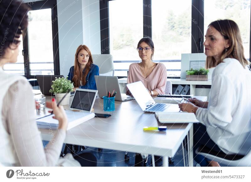 Geschäftsfrauen während einer Besprechung in einem Büro Job Berufe Berufstätigkeit Beschäftigung Jobs geschäftlich Geschäftsleben Geschäftswelt Geschäftsperson