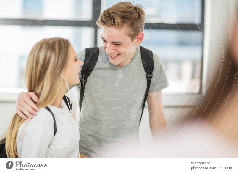 Junge lächelt und umarmt Mädchen in der Schule lächeln umarmen Teenager Kind Mensch Südafrika erste Liebe Gemeinsamkeit Angesicht zu Angesicht Pause Lifestyle