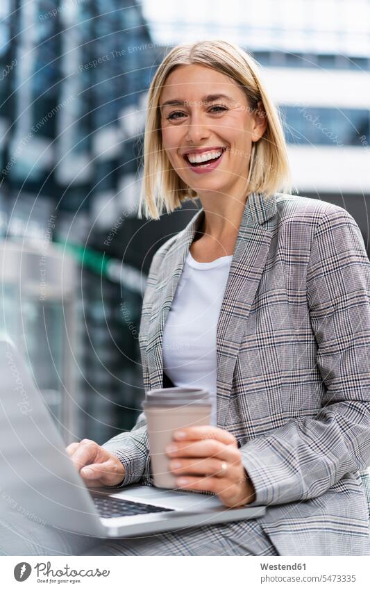 Porträt einer glücklichen jungen Geschäftsfrau mit Laptop in der Stadt Job Berufe Berufstätigkeit Beschäftigung Jobs geschäftlich Geschäftsleben Geschäftswelt