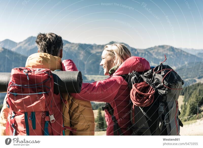 Österreich, Tirol, Rückansicht eines Paares auf einer Wanderung in den Bergen, das die Aussicht genießt wandern Gebirge Berglandschaft Gebirgslandschaft