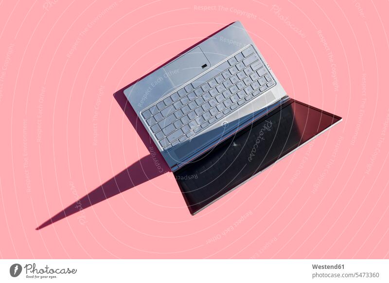 Laptop auf rosa Hintergrund mobil Technik Technologien aufgeklappt offen Drahtlose Kommunikation drahtlose Verbindung schnurlose Verbindung erreichbar