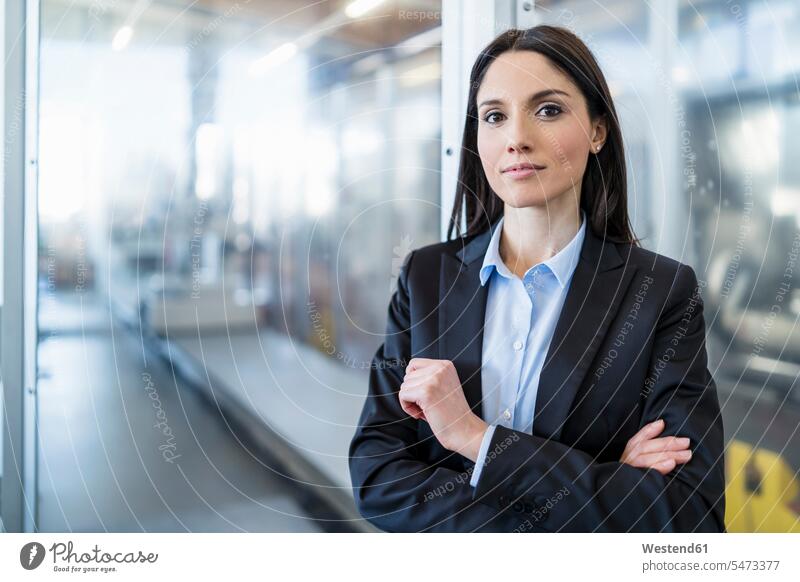 Porträt einer selbstbewussten Geschäftsfrau in einer modernen Fabrik Fabriken Geschäftsfrauen Businesswomen Businessfrauen Businesswoman Portrait Porträts
