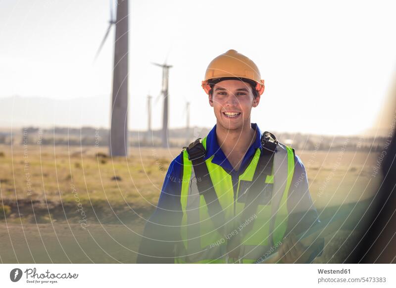 Porträt eines lächelnden Technikers auf einem Windpark Portrait Porträts Portraits Windenergieanlage WEA WEAs Windkraftwerk Windenergieanlagen Windkraftwerke