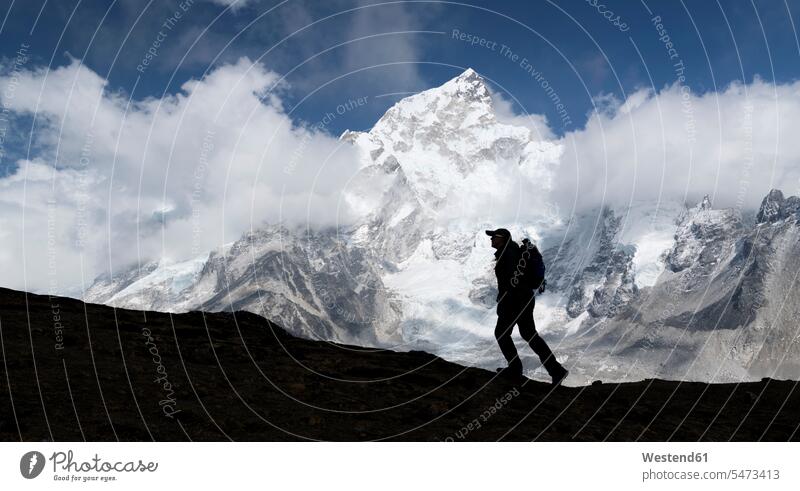 Frau beim Trekking mit Mt. Everest, Nuptse und Kala Patthar im Hintergrund, Himalaya, Solo Khumbu, Nepal Leute Menschen People Person Personen Europäisch