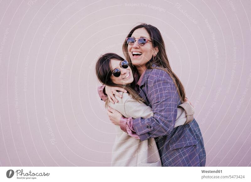 Porträt von zwei glücklichen jungen Frauen, die sich umarmen Leute Menschen People Person Personen Europäisch Kaukasier kaukasisch 2 2 Menschen 2 Personen