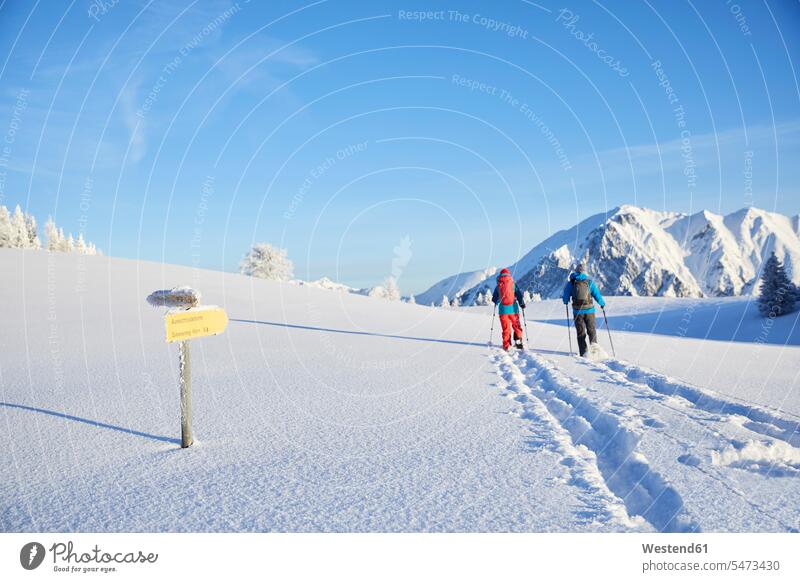 Österreich, Tirol, Paar Schneeschuhwandern gehen gehend geht Winter winterlich Winterzeit Pärchen Paare Partnerschaft Schneeschuhwanderer Orientierung