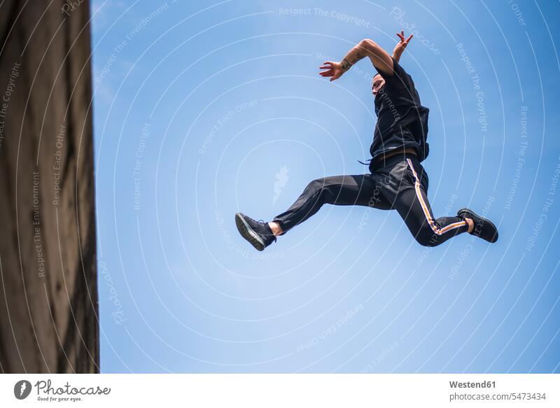 Mann springt in die Luft springen hüpfen Luftsprung Luftsprünge einen Luftsprung machen Luftspruenge Männer männlich Sprung Spruenge Sprünge Erwachsener