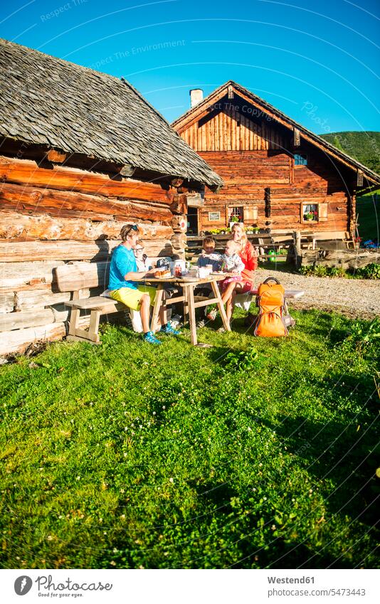 Familie macht Pause vom Wandern auf der Berghütte ländlich auf dem Land auf dem Lande Familien Alpen Berghütten Berghuette Hütte wandern Wanderung Landschaft