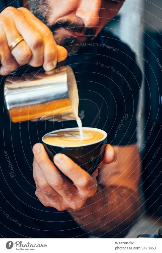 Barista bereitet Cappuccino in einem Coffeeshop zu Baristas Cappucino Cafe Kaffeehaus Bistro Cafes Café Cafés Kaffeehäuser zubereiten Milchkaffee Melange