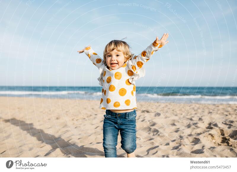 Porträt eines glücklichen kleinen Mädchens, das am Strand läuft Vitalität Elan Schwung dynamisch Energie vital gepunktet Punktmuster Portrait Porträts Portraits