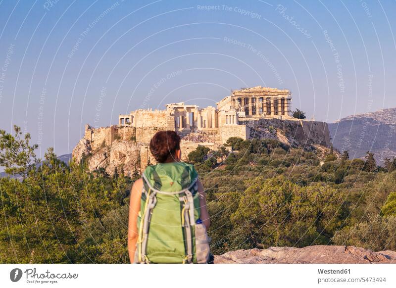 Griechenland, Athen, Tourist mit Blick auf die Akropolis von Pnyx Europäer Kaukasier Europäisch kaukasisch Reiseziel Reiseziele Urlaubsziel Tag am Tag