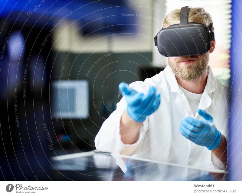 Techniker mit VR-Brille und Solarpanel im Labor Leute Menschen People Person Personen Europäisch Kaukasier kaukasisch 1 Ein ein Mensch eine nur eine Person