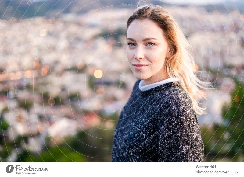 Porträt einer jungen Frau bei Sonnenaufgang über der Stadt, Barcelona, Spanien Leute Menschen People Person Personen Europäisch Kaukasier kaukasisch 1 Ein