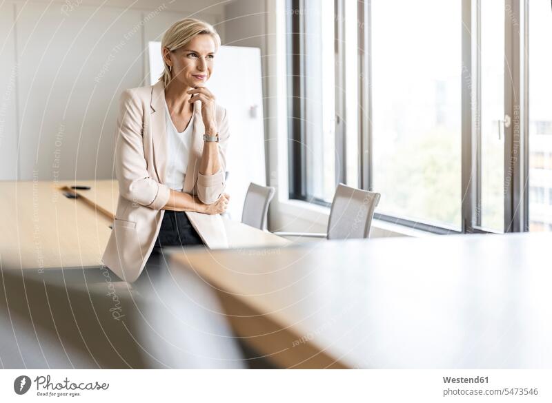 Blonde Geschäftsfrau im Konferenzraum denkt Job Berufe Berufstätigkeit Beschäftigung Jobs geschäftlich Geschäftsleben Geschäftswelt Geschäftsperson