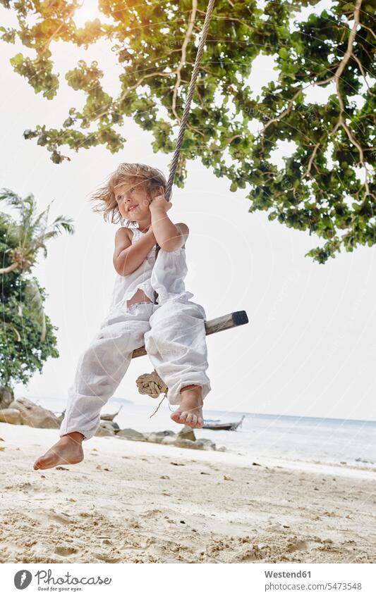 Thailand, Phi Phi-Inseln, Ko Phi Phi Phi, lächelndes kleines Mädchen auf einer Seilschaukel am Strand Seile schaukeln schwingen Beach Straende Strände Beaches