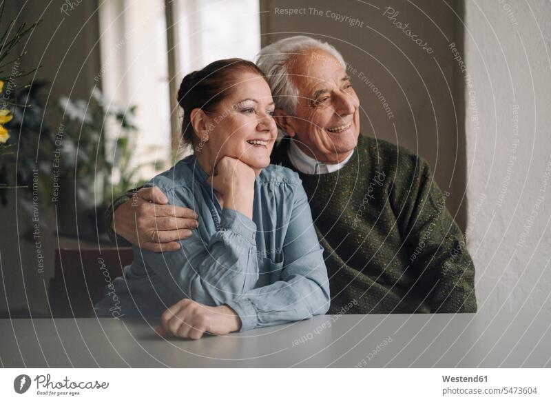 Porträt eines glücklichen älteren Ehepaares zu Hause Leute Menschen People Person Personen Europäisch Kaukasier kaukasisch 2 2 Menschen 2 Personen zwei
