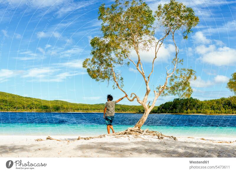 Mann betrachtet den McKenzie-See gegen den Himmel, Fraser Island, Queensland, Australien Farbaufnahme Farbe Farbfoto Farbphoto Außenaufnahme außen draußen