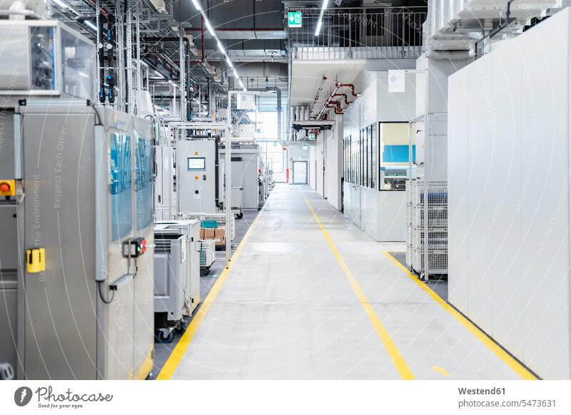 Fußweg entlang von Industriemaschinen in einer modernen Fabrik, Stuttgart, Deutschland Innenaufnahme Innenaufnahmen innen drinnen Architektur Baukunst