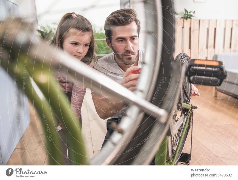 Junger Mann und kleines Mädchen reparieren Fahrrad zusammen Deutschland Sanfte Mobilität Nachhaltige Mobilität Quality Time alleinerziehender Vater zeigen