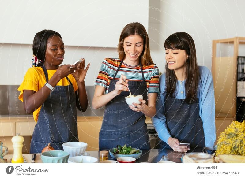Freunde machen Smartphone-Fotos in einem Koch-Workshop Küche Kochkurs fotografieren Freundinnen kochen Kurs Handy Telefon Kommunikation Freundschaft