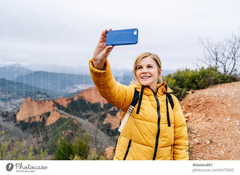 Wanderin macht ein Selfie in der Mina de Oro Romana, Las Medulas, Kastilien und Leon, Spanien Leute Menschen People Person Personen Europäisch Kaukasier