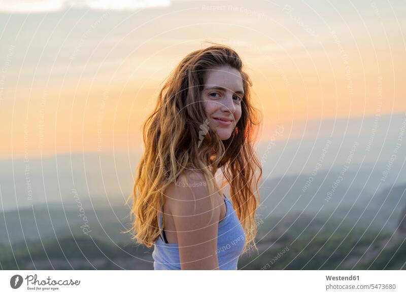 Frau beobachtet Sonnenuntergang in den Bergen lächeln weiblich Frauen Katalonien beobachten zuschauen ansehen Sonnenuntergänge Gebirge Berglandschaft
