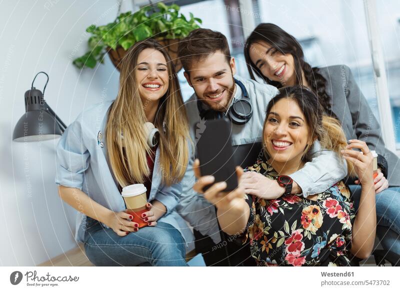 Glückliche Mitarbeiter im Büro, die ein Selfie machen Office Büros Selfies Coworker glücklich glücklich sein glücklichsein Arbeitsplatz Arbeitsstätte