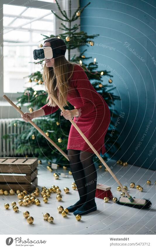 Frau mit Virtual-Reality-Brille zur Weihnachtszeit Virtual Reality Brille Virtual Reality-Brille VR Brille Weihnachten Christmas X-Mas X mas weiblich Frauen