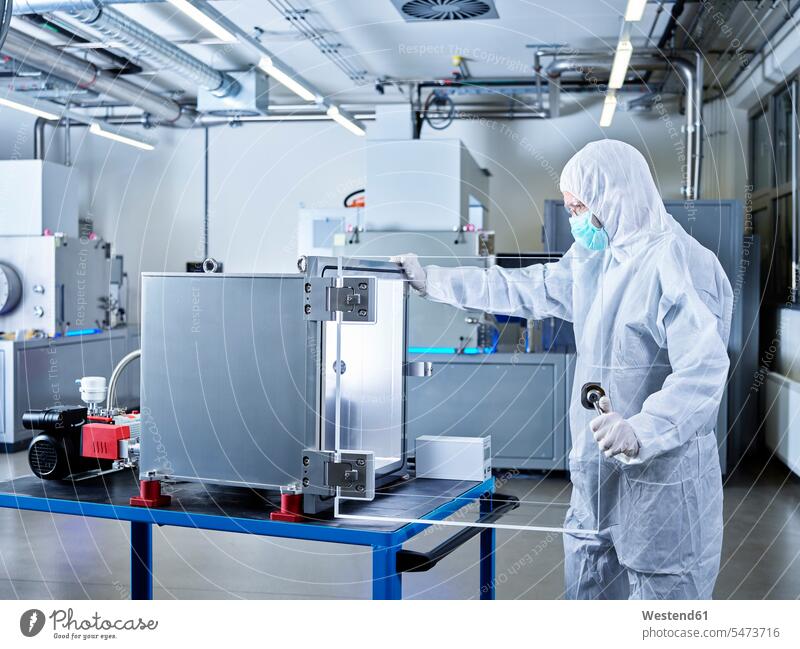 Chemiker im Industrielabor-Reinraum arbeiten Arbeit Schutzanzug Schutzanzuege Schutzanzüge Chemikanten Chemielabor chemisches Labor sterile Kleidung Hygiene