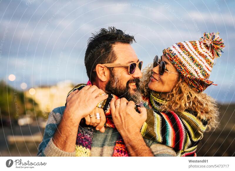 Reifes Paar umarmt sich, Teneriffa, Spanien Schals Brillen Sonnenbrillen knuddeln schmusen Arm umlegen Umarmung Umarmungen freuen Glück glücklich sein