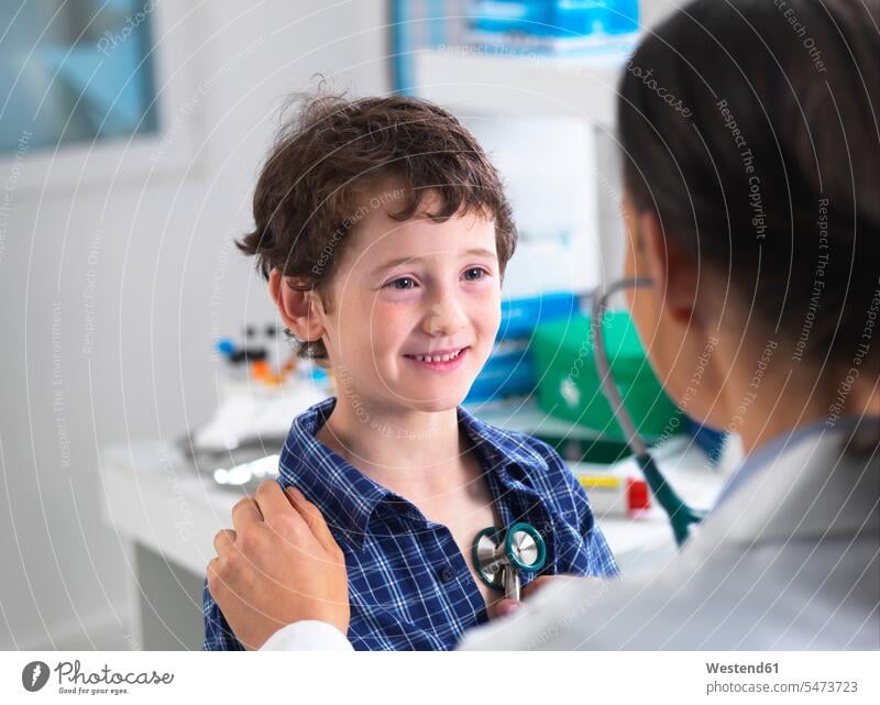 Weibliche Ärztin bei der Untersuchung eines Jungen in einer Klinik Gesundheit Gesundheitswesen medizinisch Doktor Doktoren Ärzte Aerztin Aerztinnen Doktorin