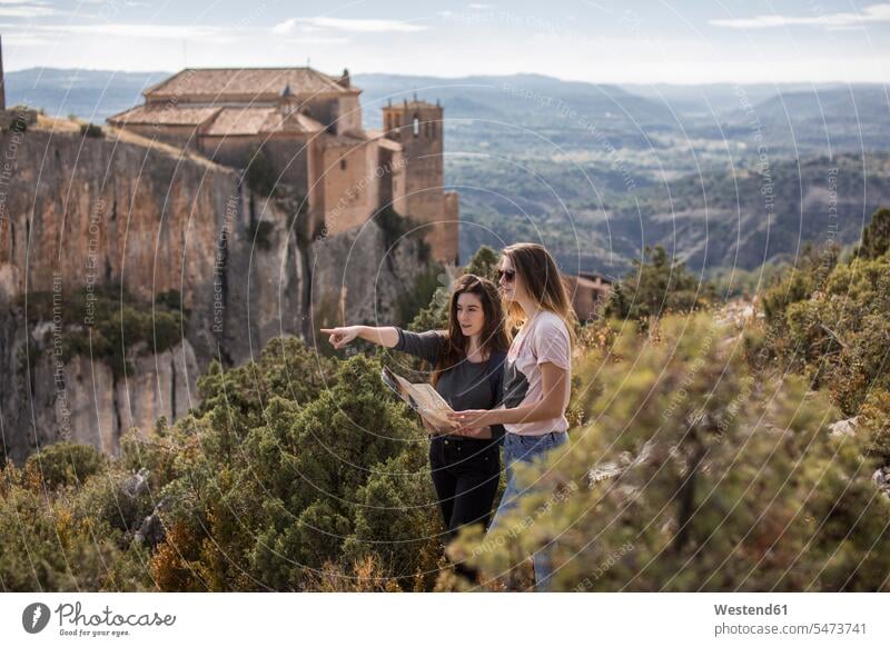 Spanien, Alquezar, zwei junge Frauen mit Landkarte auf einer Wandertour Freundinnen wandern Wanderung weiblich Landkarten Freunde Freundschaft Kameradschaft