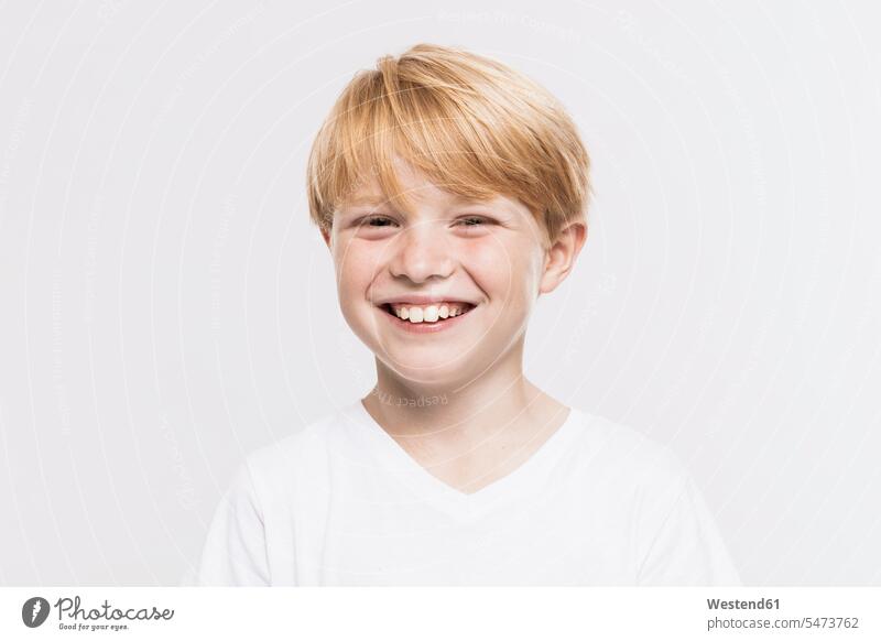 Fröhlicher, süßer Junge mit blonden Haaren vor weißem Hintergrund 8-9 Jahre 8 bis 9 Jahre Kinder Kid Kids Kiddies Mensch Menschen Person Personen Leute People