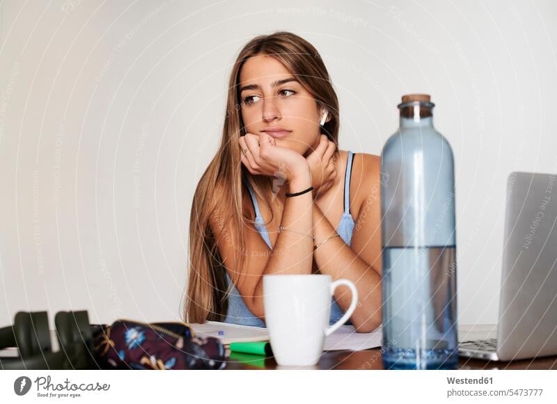 Weibliche Studentin, die zu Hause studiert und traurig zur Seite schaut Europäer eine Person junge Frau 20-25 Jahre Misserfolg Unzufriedenheit Tasse Prüfung