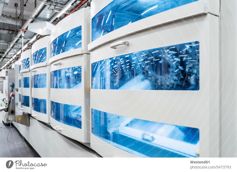Industriemaschinen mit blau-transparenten Platten, Stuttgart, Deutschland Innenaufnahme Innenaufnahmen innen drinnen Baden-Württemberg modern schwierig