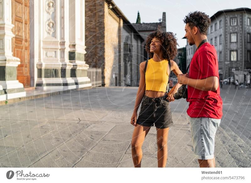 Glückliches junges Touristenpaar erkundet die Stadt, Florenz, Italien Leute Menschen People Person Personen gelockt gelockte Haare gelocktes Haar lockig